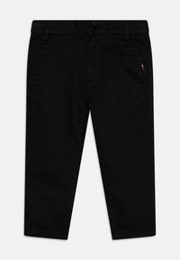 Pantaloni neri a gamba dritta con chiusura a bottone, tasche frontali, passanti per cintura e un piccolo etichetta rossa, bianca e blu sulla tasca destra.