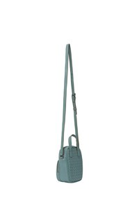 En liten rektangulär crossbody-väska i strukturerat ljusblått läder, med ett vävt mönster, dubbla topphandtag och en justerbar rem.