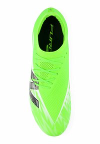 Călcâi de fotbal verde lime cu o suprafață texturată, un model complex alb-negru și o formă elegantă, aerodinamică. Dispune de șireturi evidente.