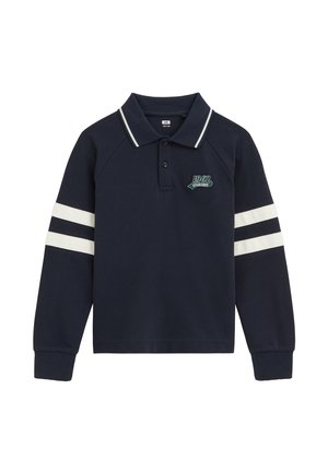Polo bleu marine à manches longues avec double rayures blanches sur les manches, bordure blanche au col et écusson "1962 Established" sur la poitrine.