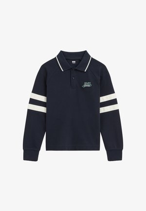 Marineblauw poloshirt met lange mouwen, witte dubbele strepen op de mouwen, witte kraagafwerking en "1962 Established" patch op de borst.