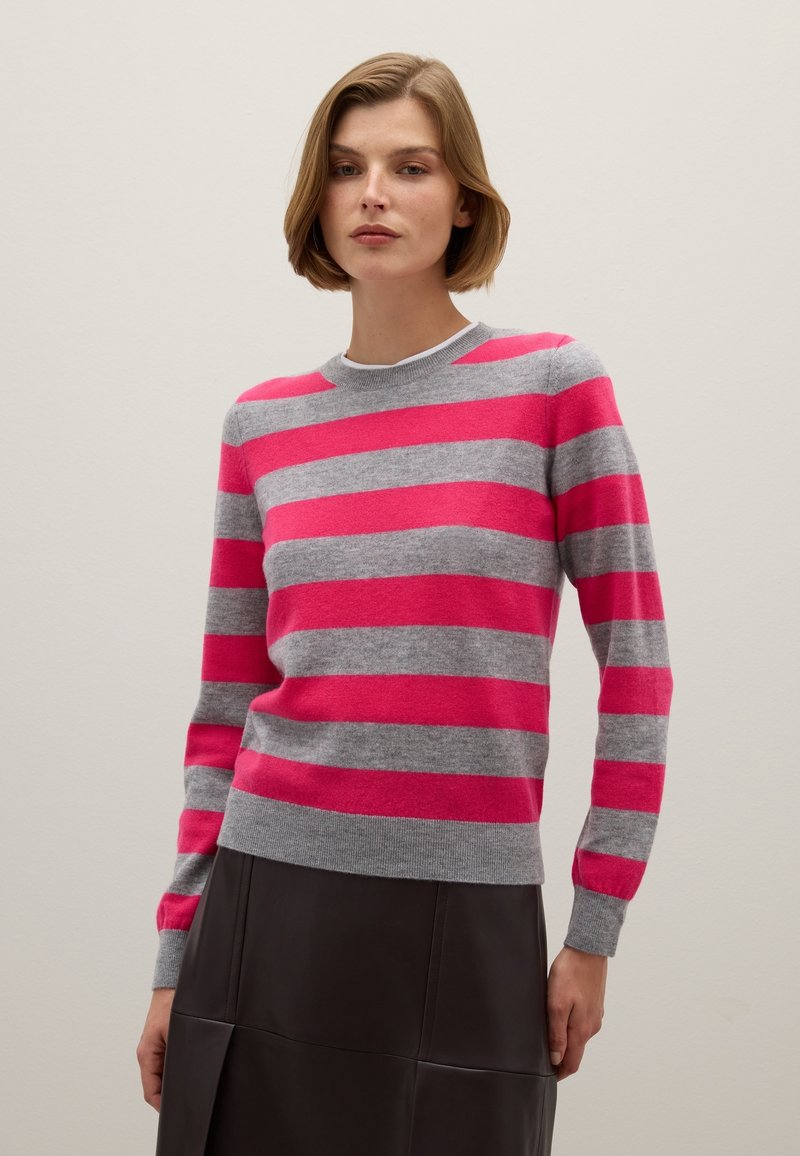 Gestreifter Pullover in leuchtendem Pink und Grau, mit rundem Halsausschnitt und langen Ärmeln, aus weichem Strickmaterial gefertigt.