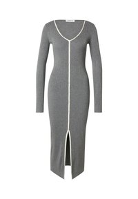 Graues, geripptes Kleid mit langen Ärmeln, V-Ausschnitt, vorderen Knöpfen, weißen Akzentdetails und einem seitlichen Schlitz bis zum Oberschenkel.