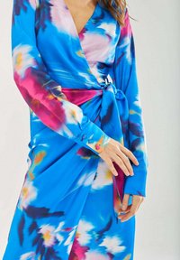 Liquorish FLORAL WRAP MIDI  - Cocktail dress / Party dress - blue