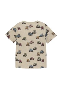 Koszulka z krótkim rękawem w jasnym beżowym kolorze, wykonana z bawełny, z powtarzającym się wzorem kolorowych ciągników w różnych rozmiarach i kątach.