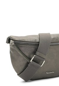 Grå faux læder crossbody taske med en struktureret overflade, der har en lynlåslukning og en holdbar strop i stof.
