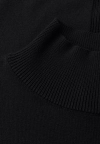 Pull en laine noir avec un col à côtes hautes et une texture lisse, présentant des transitions fluides entre les motifs côtelés et les motifs en jersey plat.