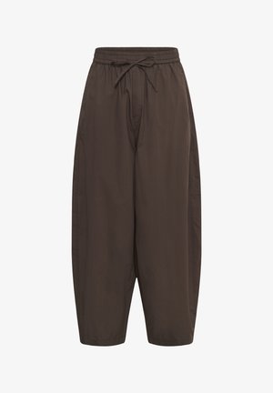 Barna bővebb fazonú nadrág rugalmas derékpánttal és állítható zsinórral, egyenes szárakkal és oldalzsebekkel.