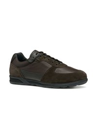Sneaker marroni scuri realizzati in pelle e camoscio. Presentano una finitura liscia, pannelli testurizzati, design con lacci e suola in gomma.