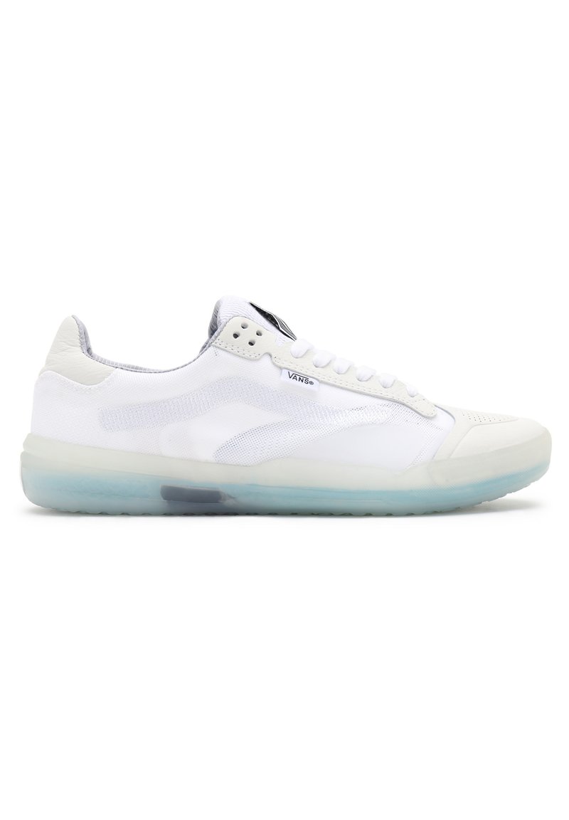 Zapatilla blanca con parte superior de malla, detalles en cuero y suela azul semitranslúcida. Presenta cordones, una puntera reforzada y detalles de logotipo.