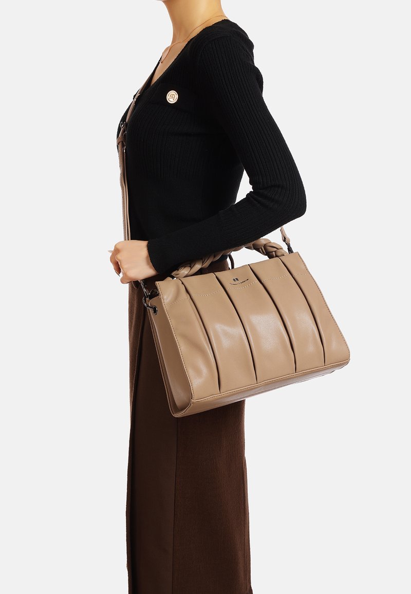 Borsa a tracolla in pelle beige con design plissettato, manici intrecciati e superficie liscia. Presenta un dettaglio del logo sul davanti e una forma strutturata.