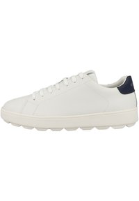 Weiße Ledersneaker mit rundem Zehenbereich, strukturiertem Obermaterial, flexiblem Gummisohle und kontrastierendem navyfarbenem Fersenelement. Sechs Schnürlöcher.