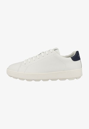 Sneaker in pelle bianca con punta arrotondata, superficie texturizzata, suola in gomma flessibile e accento del tallone in blu navy a contrasto. Sei fori per i lacci.