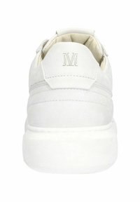 Witte sneaker met een gladde leren bovenkant, gevoerde kraag en een gestructureerde rubberen zool. Bevat een subtiele logo-embossing op de hak.