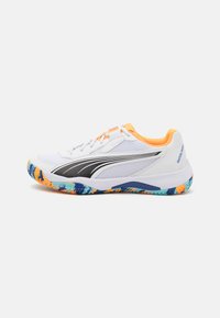 Weißer Sportschuh mit Obermaterial aus Mesh, schwarzem Seitenstreifen und orangefarbenen Akzenten. Multicolortexturierten Sohle mit blauen, orangefarbenen und grünen Elementen.