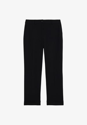 Zwarte rechtlopende broek met riemlussen, voorste knoopsluiting, zijzakken en omgeslagen manchetten.