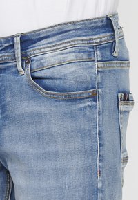 Koroshi Egyenes szárú farmer - azul cl light blue