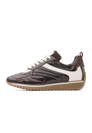 Donkerbruine en witte leren sneaker met rubberen zool, witte veters en treklus bij de hiel, getoond vanuit de binnenkant zijaanzicht.
