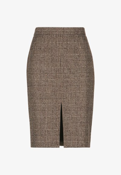 Barna kockás ceruzaszoknya elöl hasítékkal, fitt fazonnal és texturált anyaggal. A minta sötét és világos árnyalatokban keresztben futó vonalakból áll.