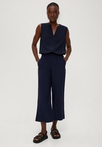 s.Oliver Spodnie materiałowe