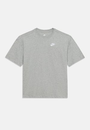 Helehall Nike lühikeste varrukatega ümara kaelusega T-särk, millel vasakul rinnal on valge Nike logo, asetatud valgele taustale.
