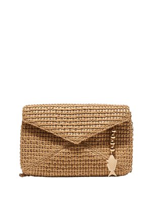 Borsa clutch rettangolare intrecciata con pattina a busta, di colore beige, con ciondolo dorato a forma di pesce appeso a una catena di perline sul lato.