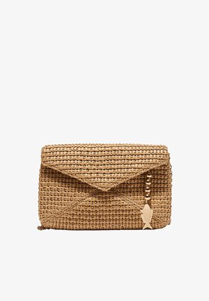 Pochette rectangulaire tissée avec rabat en forme d'enveloppe, couleur beige, et un pendentif doré en forme de poisson suspendu à une chaîne perlée sur le côté.
