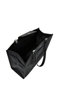 Bolso tote de cuero negro con exterior texturizado, parte superior abierta, herrajes plateados y bolsillos interiores con cremallera y sin cremallera.