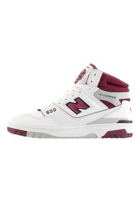 Høje sneakers i hvid læder med bordeaux detaljer, med perforerede elementer, fremtrædende "N"-logo og gummisål med godt greb.