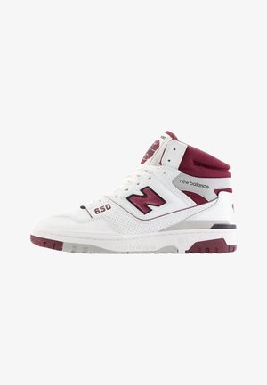 Weißlederne High-Top-Sneaker mit maroonfarbigen Akzenten, perforierten Details, prominentem "N"-Logo und Gummisohle mit Profil.