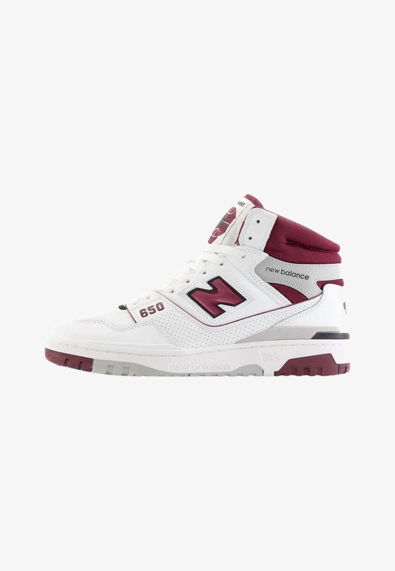 Høje sneakers i hvid læder med bordeaux detaljer, med perforerede elementer, fremtrædende "N"-logo og gummisål med godt greb.