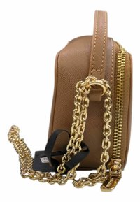 Borsa in pelle marrone con texture, dotata di dettagli in oro, chiusura a zip e una robusta tracolla in catena dorata. Etichetta nera attaccata. Vista laterale.