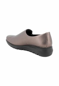 Scarpa slip-on a tacco basso con tomaia in pelle metallizzata marrone e suola in gomma nera, inclinata per mostrare il lato interno e il tallone posteriore.