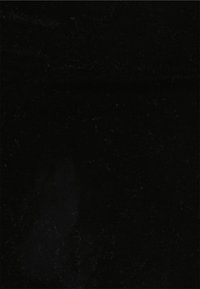 Tecido de veludo preto com uma textura suave, apresentando variações subtis de luz e sombra, e fibras visíveis mínimas.