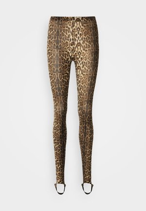 Leggings con stampa leopardata in tonalità marrone e beige, caratterizzati da un design aderente, una vita elastica e cinghie alla caviglia per una vestibilità sicura. Texture liscia.