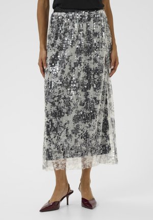 Grijze maxi-rok met pailletjes en een kanten rand, met een geplooid ontwerp en een elastische tailleband. Gepaard met bordeauxrode puntige hakken.