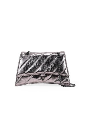Bolso de mano plateado metálico con un diseño acolchado, que presenta un logotipo triangular y una correa de cadena negra. Textura suave con un acabado brillante.