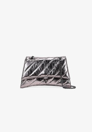 Bolso de mano plateado metálico con un diseño acolchado, que presenta un logotipo triangular y una correa de cadena negra. Textura suave con un acabado brillante.