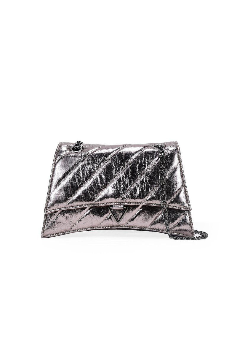 Bolso de mano plateado metálico con un diseño acolchado, que presenta un logotipo triangular y una correa de cadena negra. Textura suave con un acabado brillante.