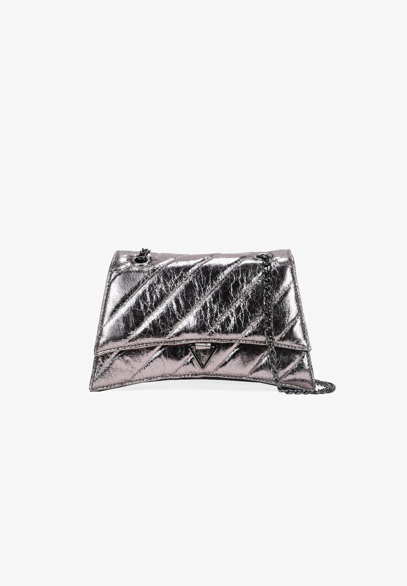 Bolso de mano plateado metálico con un diseño acolchado, que presenta un logotipo triangular y una correa de cadena negra. Textura suave con un acabado brillante.