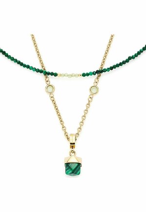 Collar de cadena doble de oro con cuentas verdes y verde claro, con un colgante de malaquita verde en la cadena más larga.