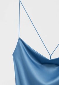 Satinblå camisole med tunna band, med en jämn, glansig yta och en draperad halsringning som skapar en mjuk silhuett.