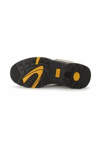 Schuhsohle mit einer robusten schwarzen Basis, die gelbe Akzente und gemusterte Profilierungen für bessere Traktion aufweist. Strapazierfähiges Gummi-Material, strukturierte Oberfläche.