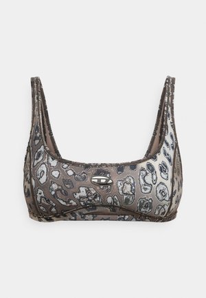 Top de bikini em padrão de leopardo castanho e cinza, com decote quadrado, alças largas e um pequeno detalhe em metal na parte da frente.