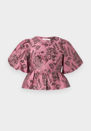 Peplum-top i rosa stof med mørkt blomsterprint. Har puffede ærmer, knapper foran og en tekstureret overflade.