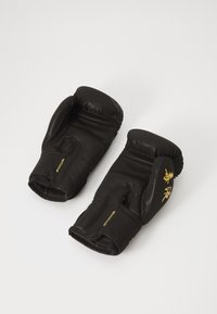 Sorte lær boksehansker med polstrede knoker og tommel, med sømdekor og gul merkevare på siden.