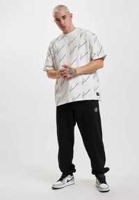 Rocawear ATLANTA - Apdrukāts T-krekls - offwhiteblack