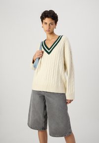 GAP CASHSOFT VARSITY CABLE TUNIC - Πουλόβερ - white