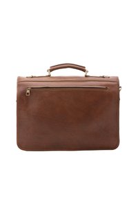 Valigetta in pelle marrone con manico superiore, tasca frontale con zip e cuciture a contrasto. Texture liscia, forma rettangolare e design semplice.