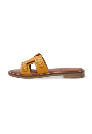 Sandal i slide-stil med en sennepsgul læderoverdel, der har to firkantede udskæringer og sølv spænder, på en brun flad sål.